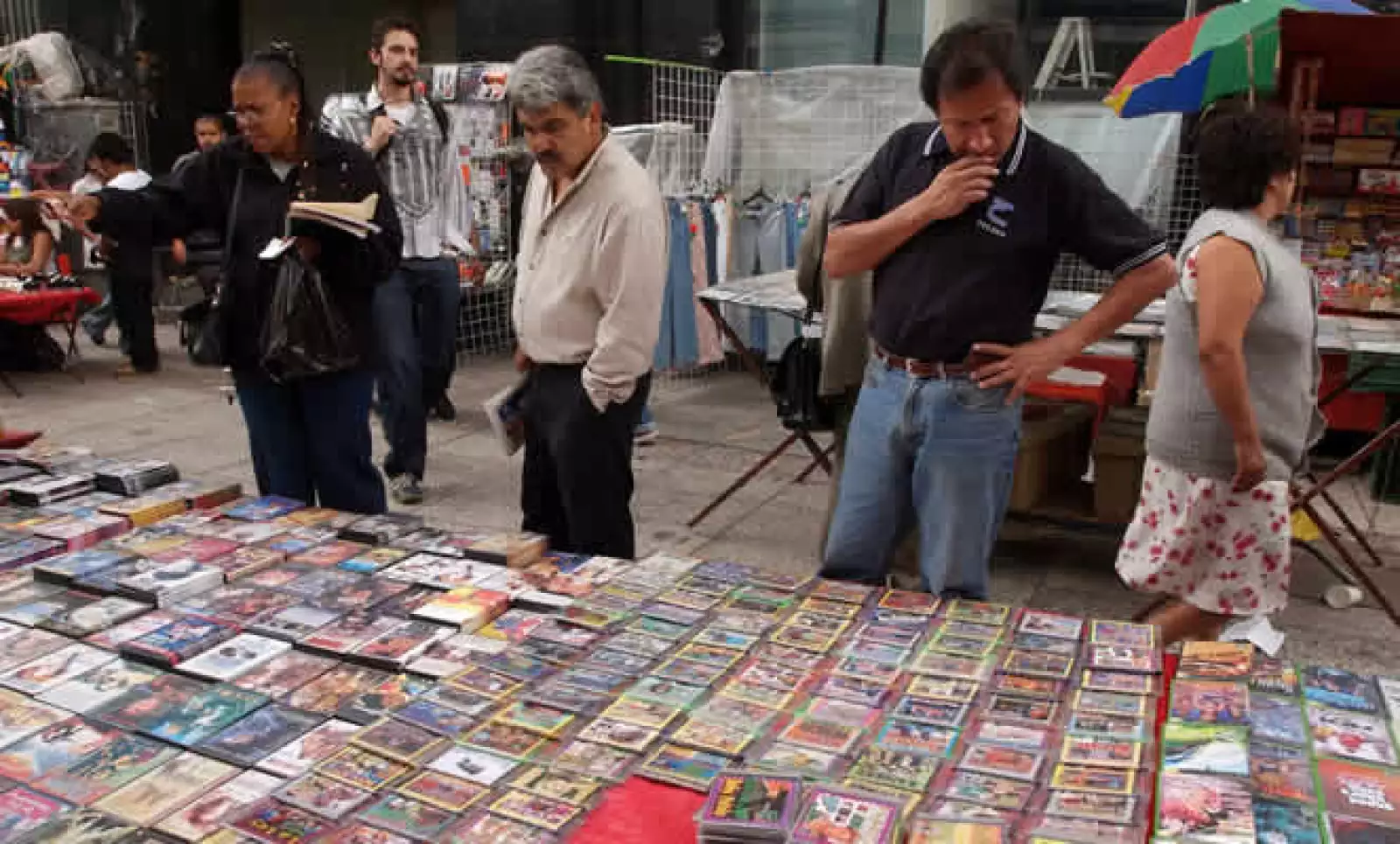 La economía informal en México alcanzó ganancias de 75 mil mdd este año, casi el doble de lo que se ha reportado como resultado de actividades del narcotráfico según la Cámara Americana de Comercio (Amcham), que prevé que la piratería siga creciendo hasta