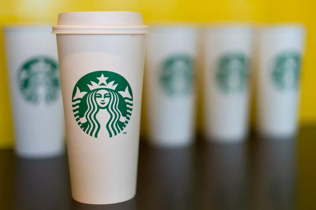 Starbucks sigue su receta de 'lattes' con medidas para ahorrar leche.