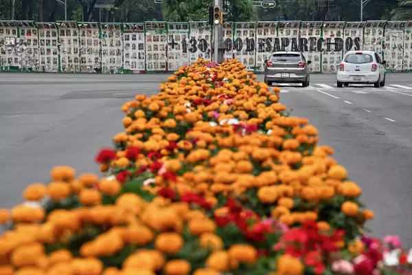 Una vista del Paseo de la Reforma decorado con flores de caléndula para la Copa Mundial de 2026; en el fondo, protestas de más de 130.000 desaparecieron en México el 18 de mayo de 2026 en la Ciudad de México, México.