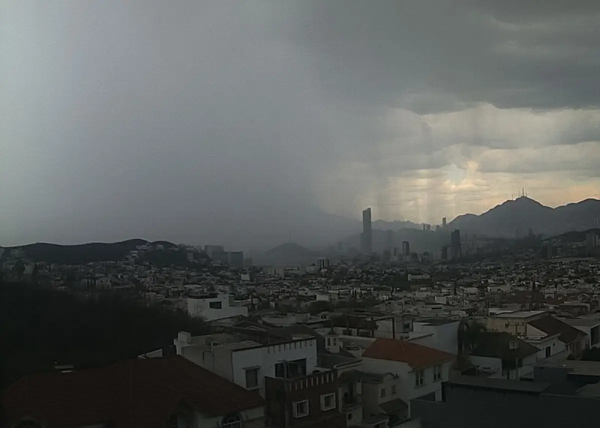 (Lluvia moderada en la zona metropolitana de Monterrey, Nuevo León, presentándose algunas descargas eléctricas en la zona)