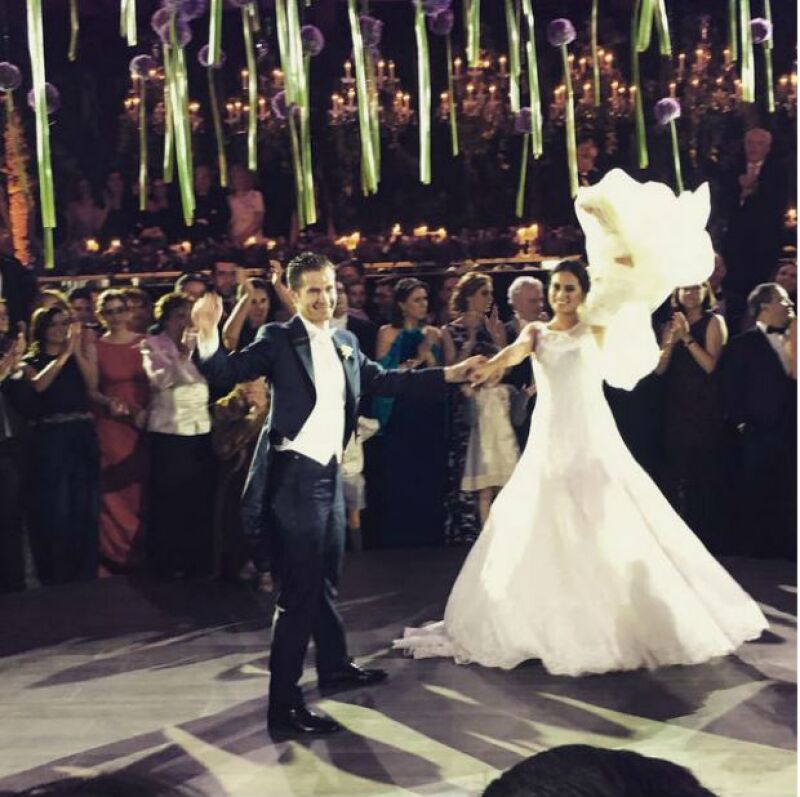 El primer baile de esposos de Santiago y Eugenia.