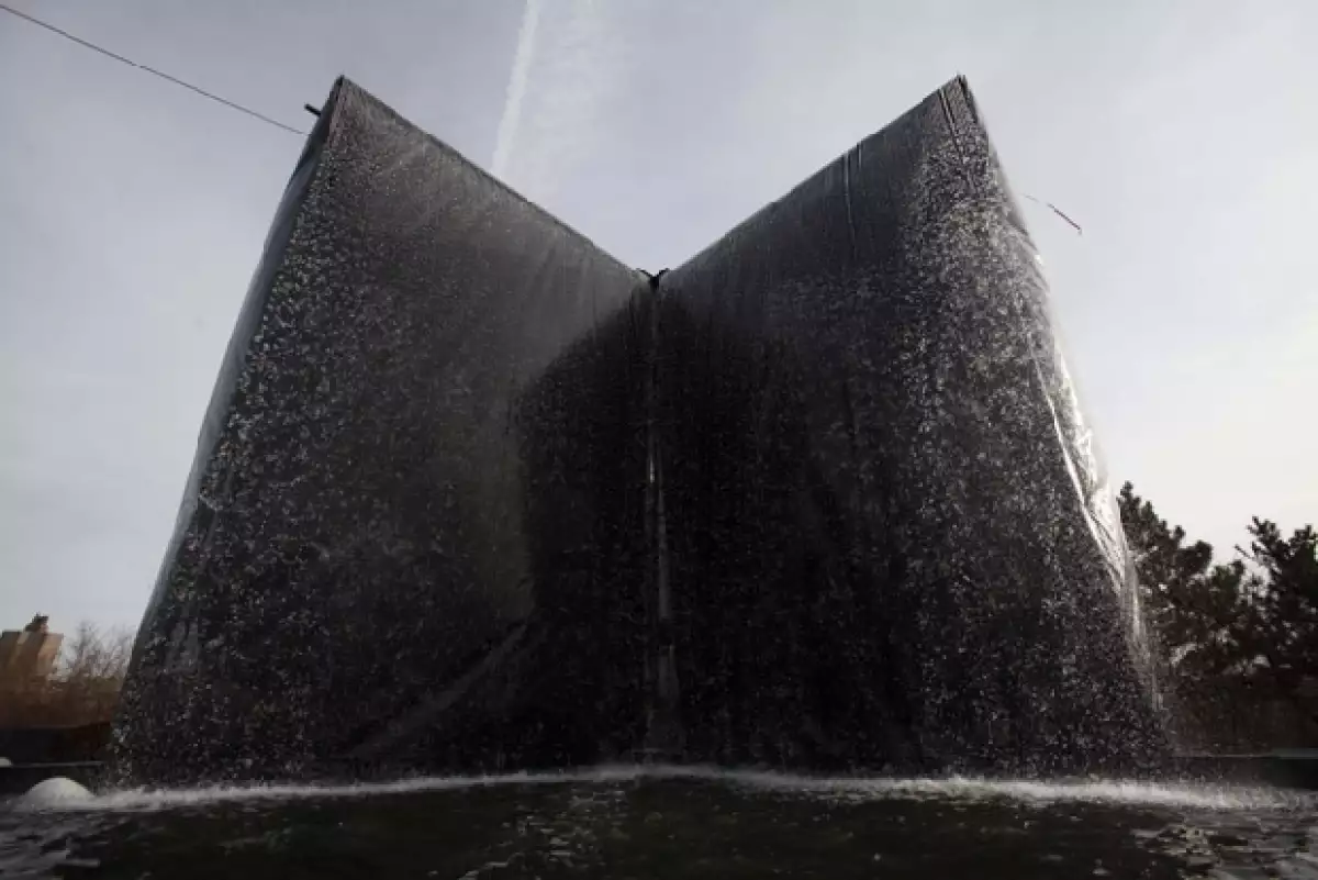 Fuente colocada en lo que será el museo de Nueva York.