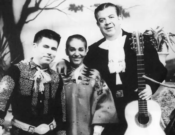 Chavela con Raúl (salterio) y el guitarrista Antonio Bribiesca.