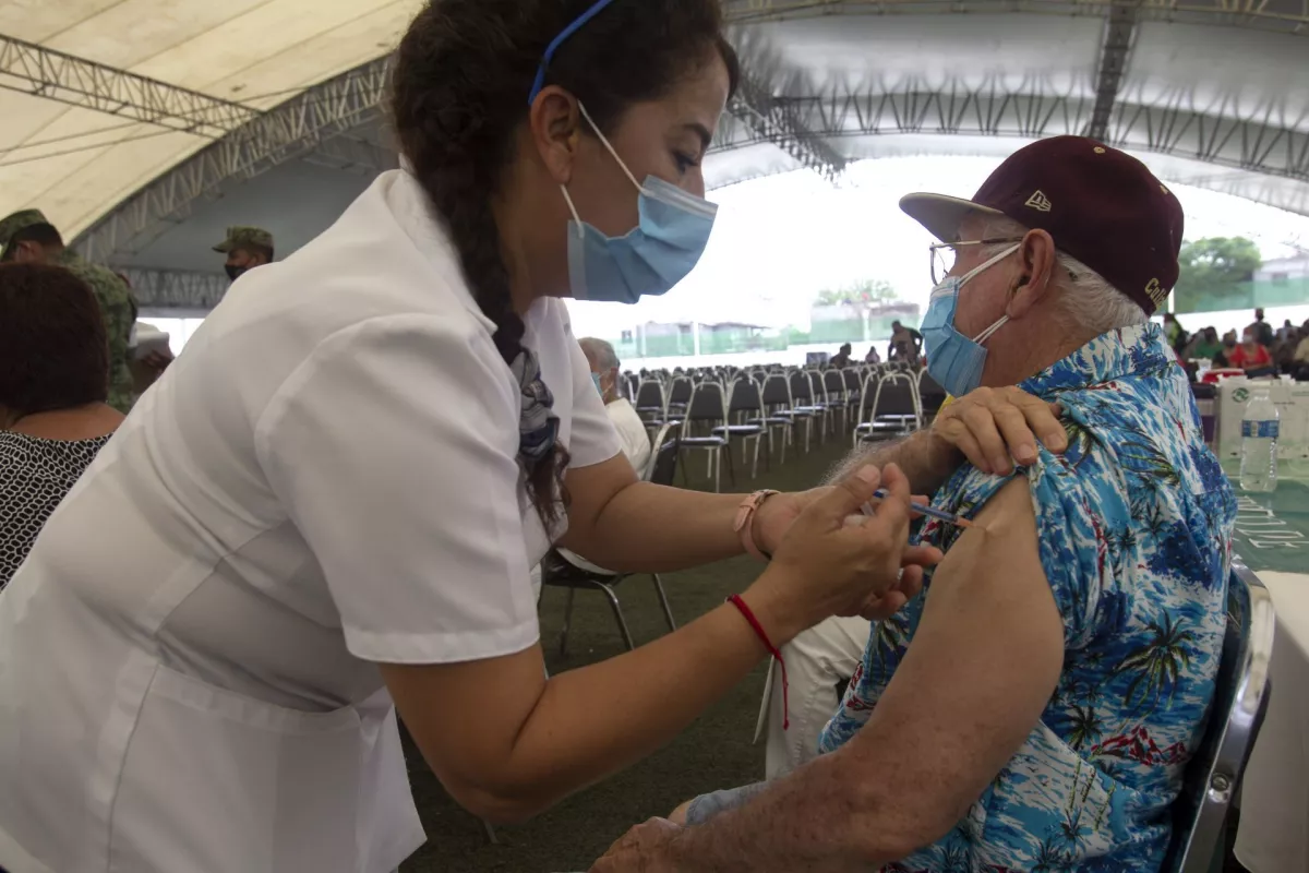 vacunacion refuerzo adultos mayores