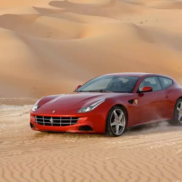 Tiene un motor V12 que le permite pasar de 0 a 100 kilómetros por hora (km/h) en tan sólo 3.7 segundos. Su velocidad máxima es de 335 (km/h), regulados electrónicamente.