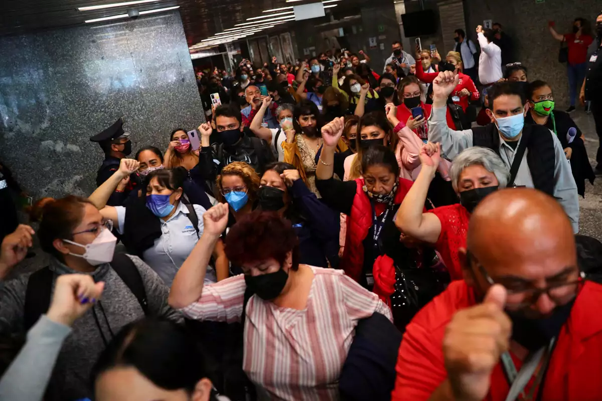 (Empleados abandonan la sede de Telmex después de que el sindicato de la empresa se declarara en huelga tras no llegar a un acuerdo con la empresa sobre un nuevo contrato colectivo de trabajo)