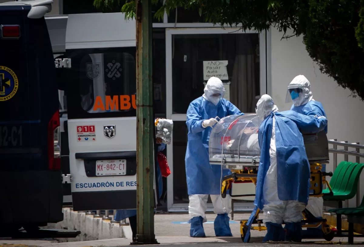 Personal Médico llega al área anexada para pacientes con COVID-19 del Hospital General 24  con paciente de la tercera edad con sintómas del virus