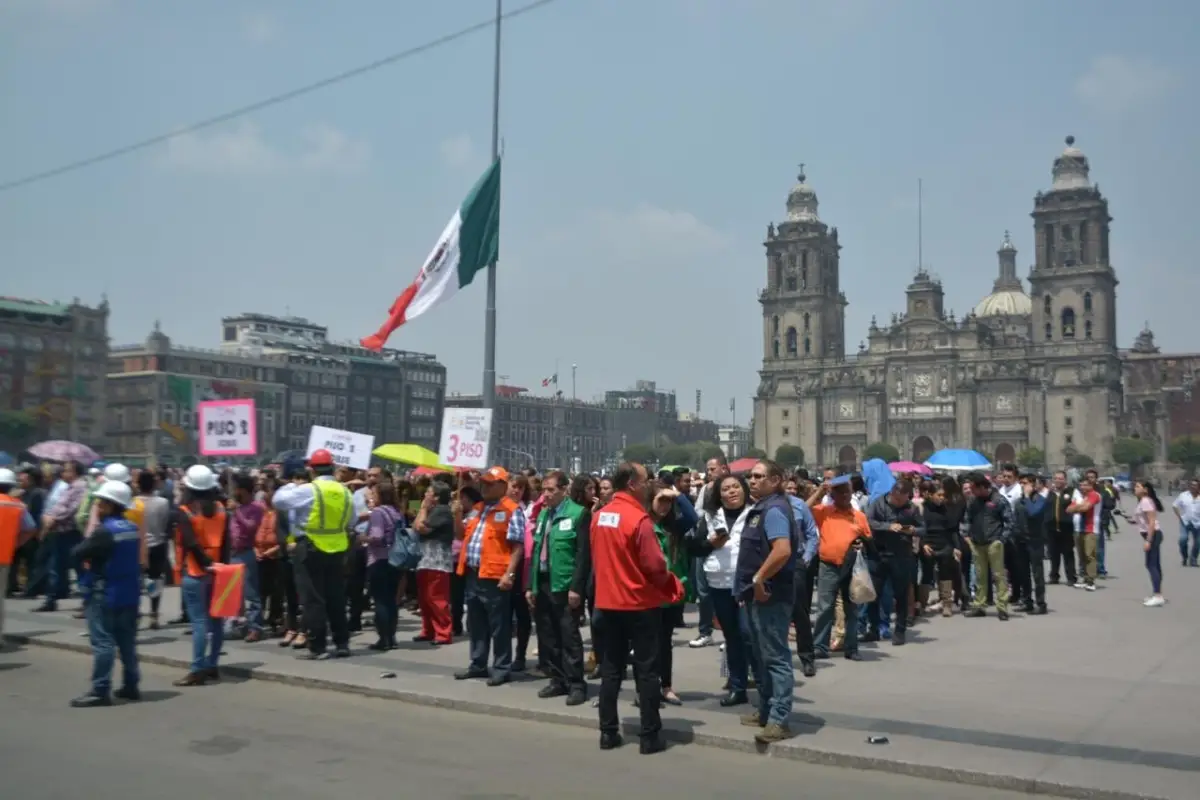El gobierno de CDMX anunció que el primer simulacro será el 21 de junio. (Grupo de personas sobre la plancha del Zócalo en un simulacro). 