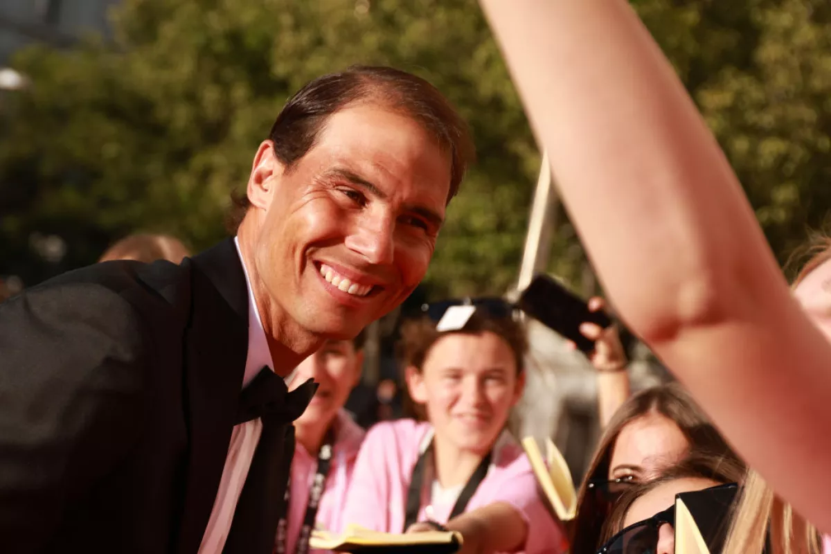 Foto de Rafael Nadal sonriendo y vistiendo un esmoquin negro a la llegada a los Premios Laureus World Sports en Madrid, en abril de 2024.
