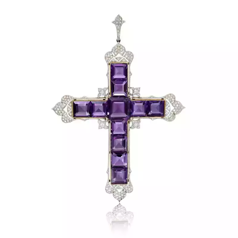 Kim Kardashian compra un colgante que Lady Di usó anteriormente. 