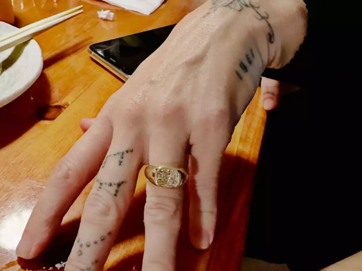 Foto del detalle del anillo de compromiso de Miley Cyrus.