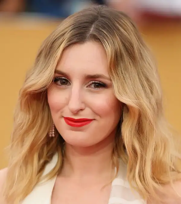 Laura Carmichael optó por un tono mate que contrastaba su color de pelo y su piel.