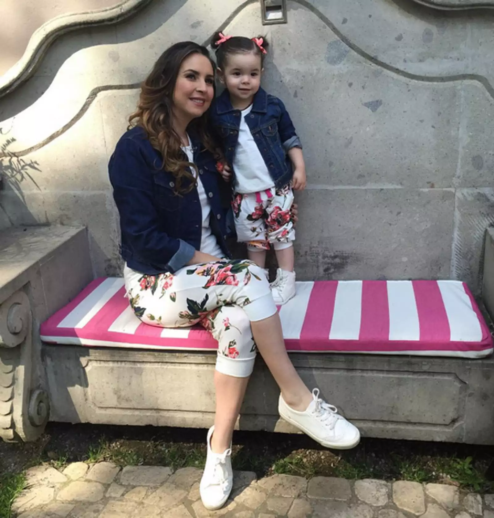 Mamá e hija ad hoc para un día de sol.