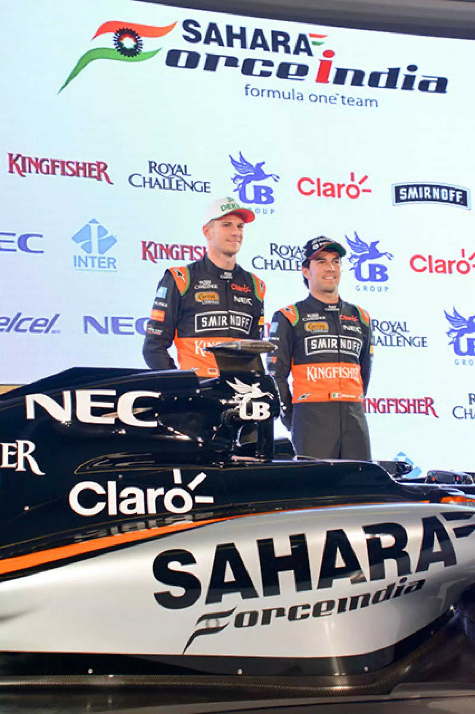 Checo Pérez y Nico Hulkenberg develan el nuevo auto del equipo Sahara Force India.