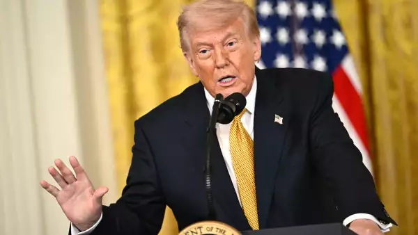 El presidente de los Estados Unidos, Donald Trump, habla durante un evento militar del Día de la Madre en la Sala Este de la Casa Blanca en Washington, DC, el 6 de mayo de 2026.