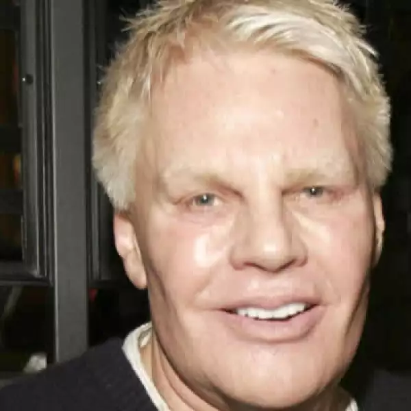 Según un artículo de Bloomberg de 2012, Jeffries tiene normas específicas sobre la ropa deben  usar los hombres que trabajan en su jet privado, también ha dicho que sólo los chicos cool deben llevar la ropa de Abercrombie, por lo que el resto de nosotros 