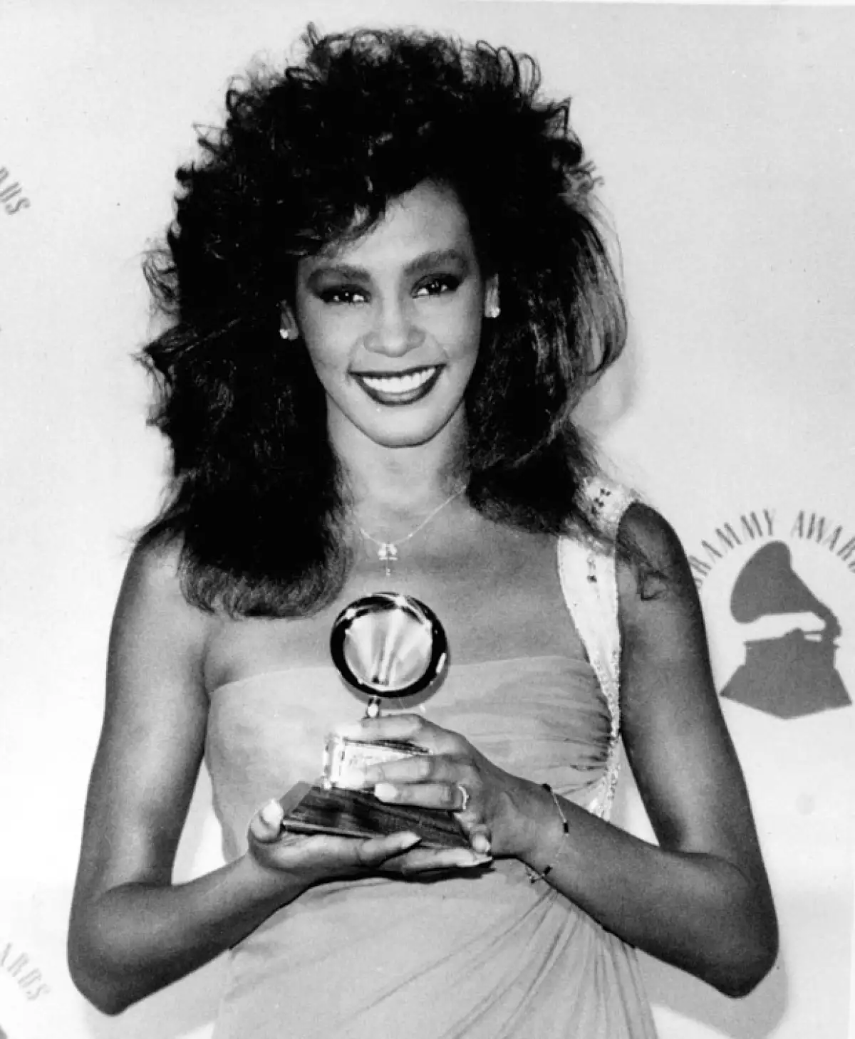 Durante toda la premiación y en la alfombra roja, el nombre de Whitney Houston fue una constante, y recibió un homenaje discreto pero muy emotivo.