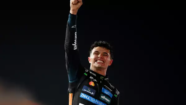 El piloto británico de McLaren, Lando Norris, campeón del mundo y tercero en la carrera, celebra en el podio al final del Gran Premio de Fórmula Uno de Abu Dhabi en el Circuito de Yas Marina en Abu Dhabi el 7 de diciembre de 2025.