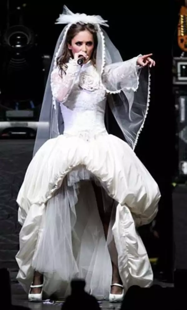 Para su show en el Teatro Metropólitan, Anahí lució un vestido de novia corto con encaje.