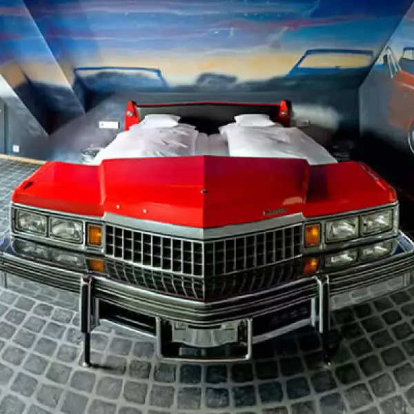 Un hotel para los amantes de los autos, diseñado para pasar una estancia rodeado de vehículos.