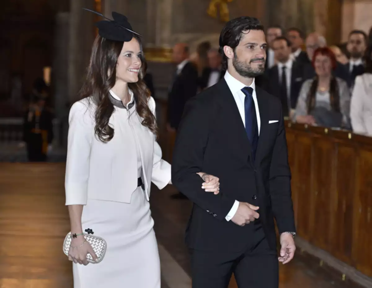 Ayer en la Capilla Real de Estocolmo, el hijo del rey de Suecia y su novia, una ex modelo, leyeron las amonestaciones previas a su boda tal como lo marca la tradición, rodeados de la familia real.