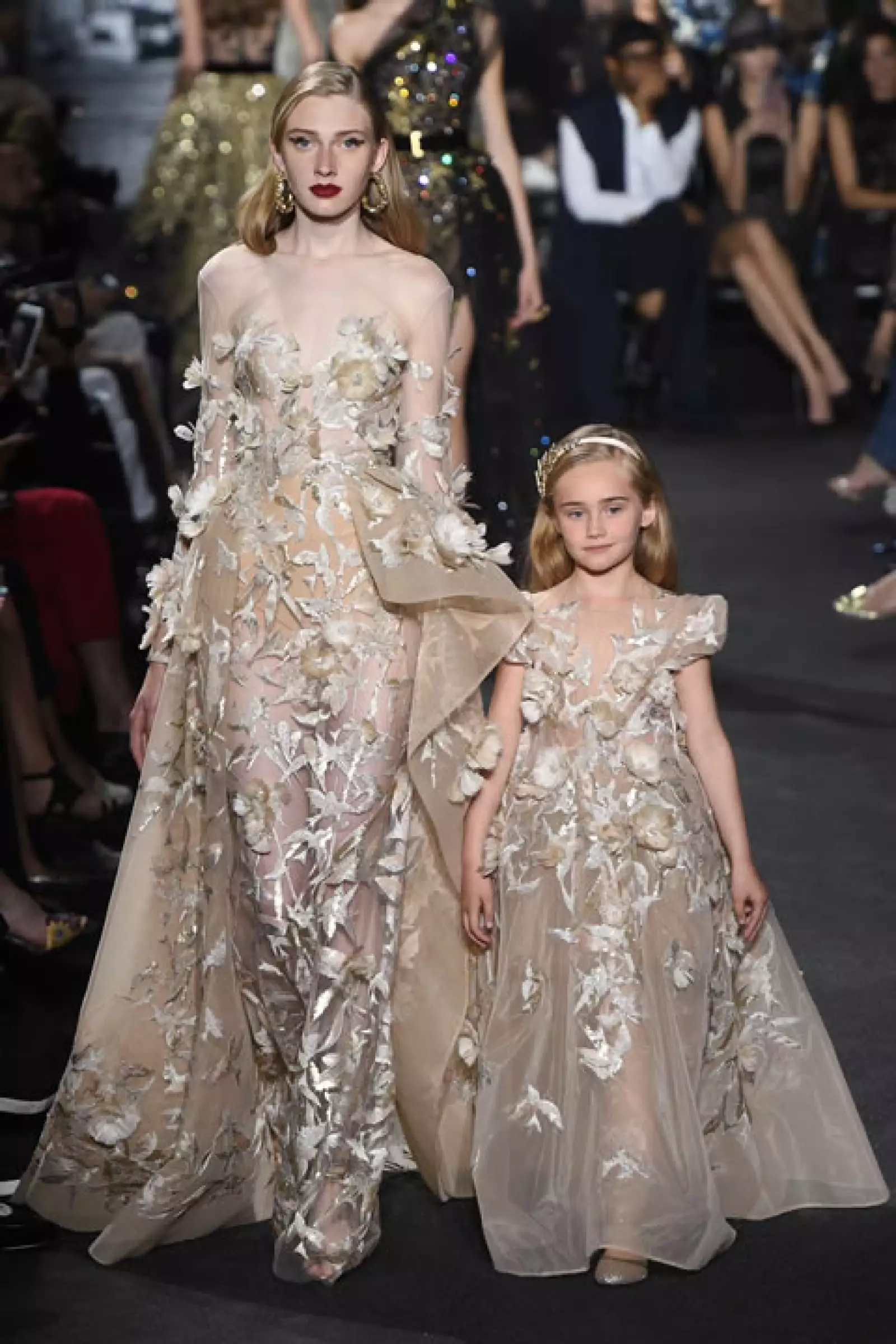 Elie Saab se caracteriza por el uso de materiales como pedreria, transparencias y plumas.