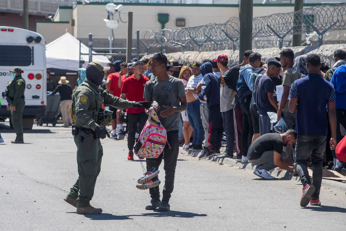 Un Estados Unidos, un oficial de Aduanas y Protección Fronteriza (CPB) ayuda a un inmigrante fuera de las puertas de una oficina de CPB mientras los Estados Unidos se preparan para levantar las restricciones del Título 42 de la era de la COVID-19 que han impedido que los migrantes en la frontera entre Estados Unidos y México busquen asilo desde 2020 cerca de El Paso, Texas, EE. UU REUTERS/Roberto Schmidt.