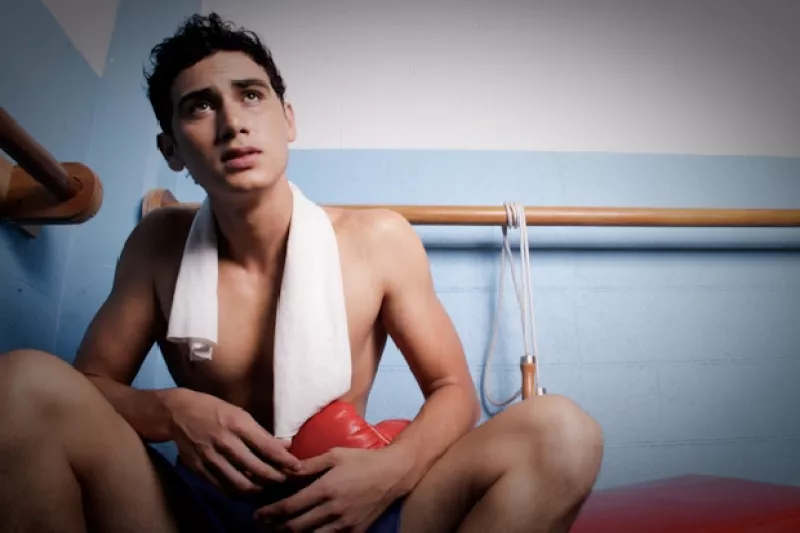 Empapado, afónico de tanto gritar, pero con energía de sobra, el actor se transformó en boxeador como nunca imaginó que lo haría.