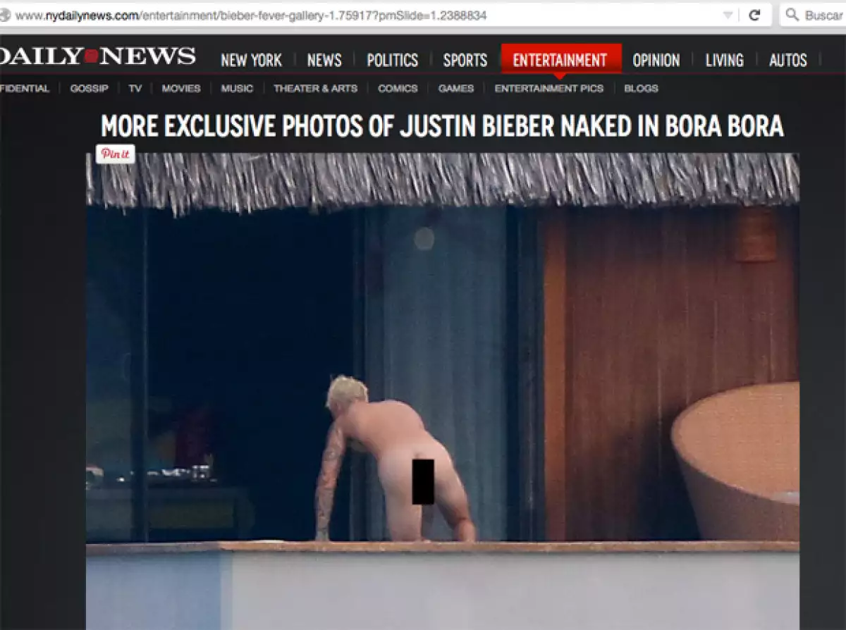 Al parecer el cantante se siente muy cómodo mostrándose completamente al natural.