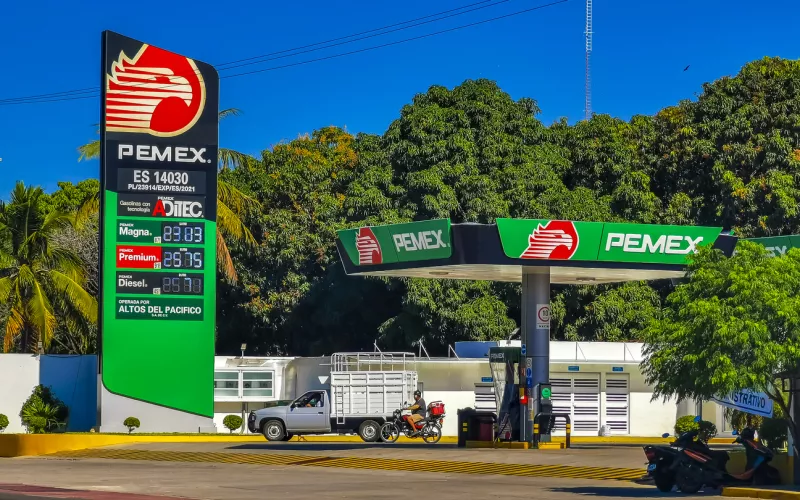 SAT embarga cuentas de proveedores en crisis por deudas de Pemex