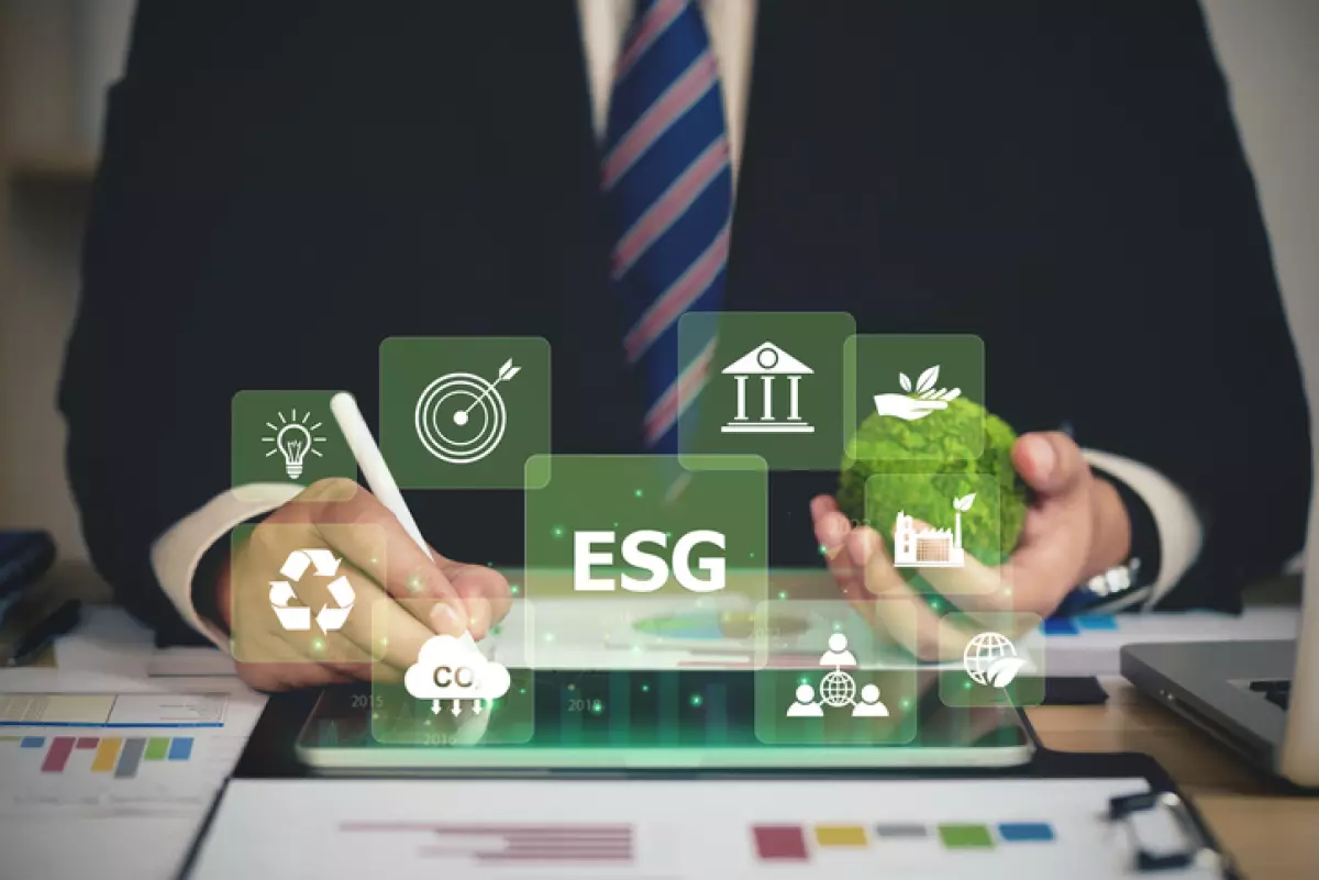 persona con traje escribiendo sobre gráficas financieras