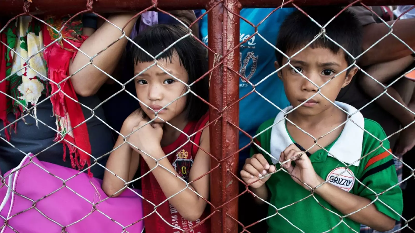 dos niños tras el paso del tifon haiyan