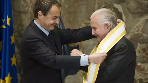 El 24 de marzo de 2009, el entonces ministro español, José Luis Rodríguez Zapatero entregó la Gran Cruz de la Orden de Isabel la Católica a Carlos Fuentes.