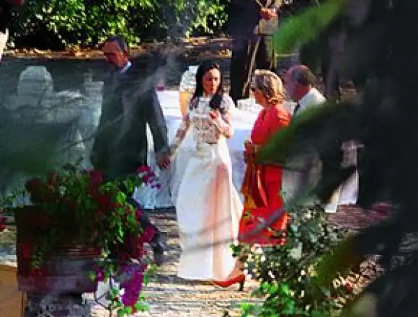 Al terminar la ceremonia, todos pasaron al jardín principal donde disfrutaron de un rico menú, servido por Banquetes Mayitam que constó de Mouse de salmón, sopa de betabel, filete al tequila y el tradicional pastel de novios como postre, además de una gr