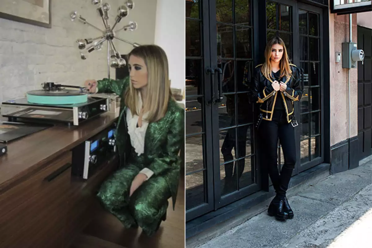 Su estilo se asemeja a los looks de los años 70, un estilo chic y brillante.