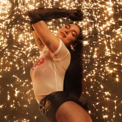 Con ritmo y sabor, la taquería “La Dua” hace honor a la cantante y recibe a cientos de fans