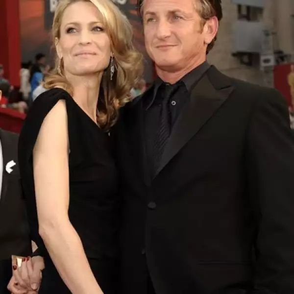 Sean Penn y Robin Wright Penn tienden a anunciar sus planes de divorcio a los medios, después arrepentirse y después vuelven a hacerlo. La última vez, fue Robin quien pidió el divorcio, el pasado agosto, y aún no se han reconciliado.