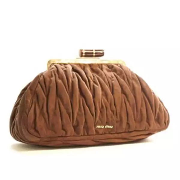 En su nueva colección Miu Miu muestra clutchs acolcachos en una paleta de color compuesta por cafés.