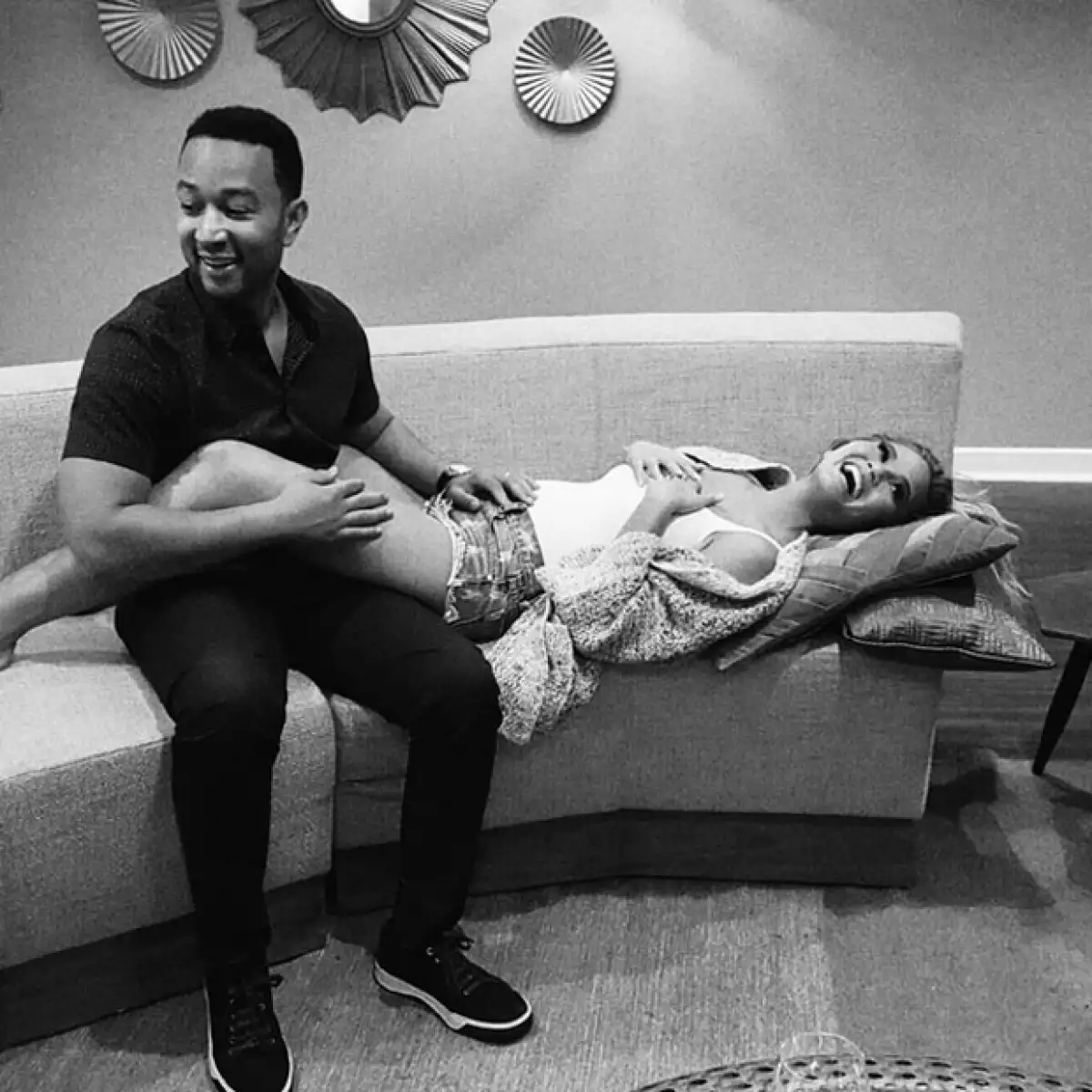 Aunque habían tenido problemas para tener hijos, el cantante y la modelo finalmente anunciaron que tendrán a su primer bebé juntos.
