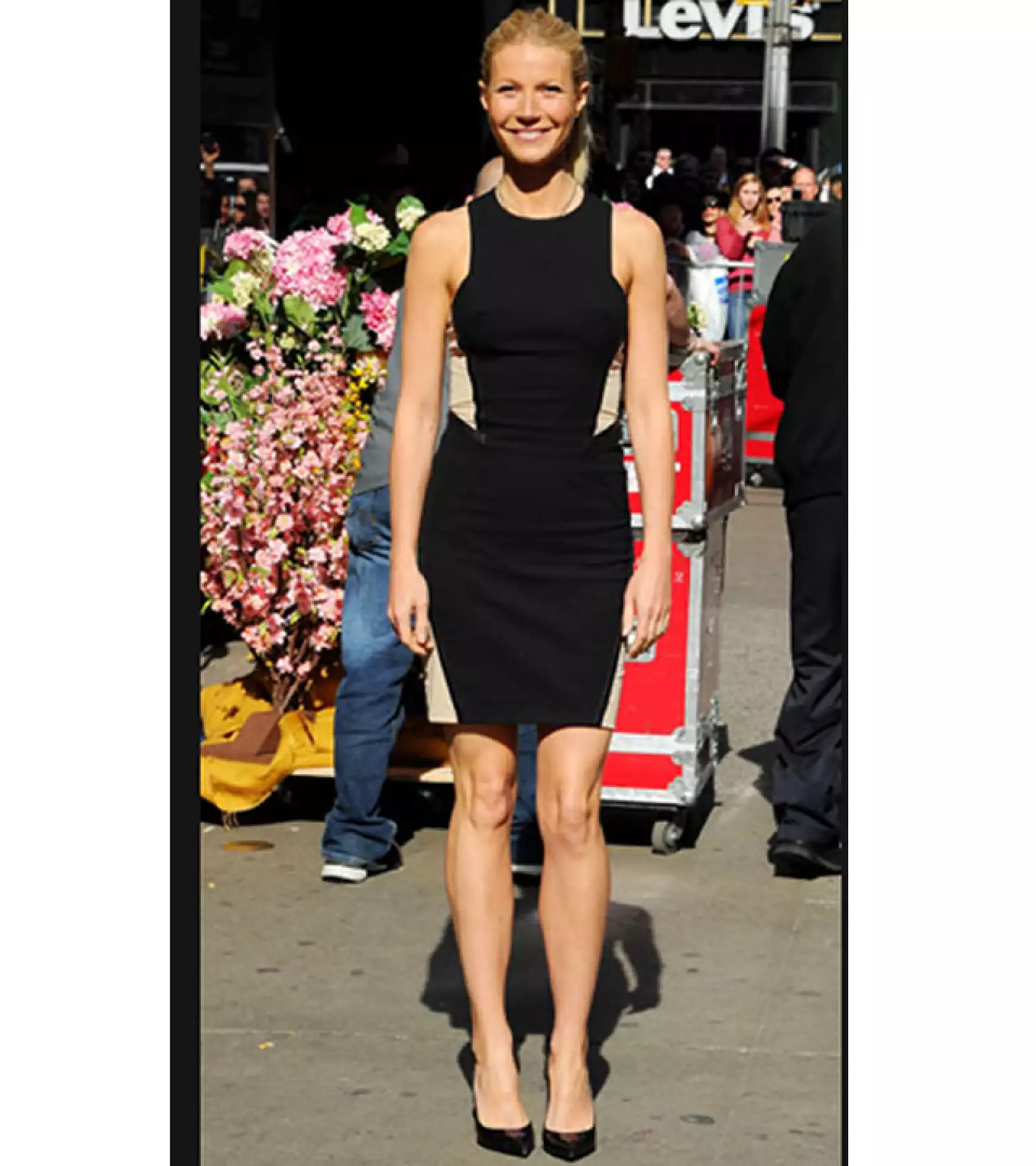 Para Good Morning America TV show, Gwyneth optó por un vestido cutout.