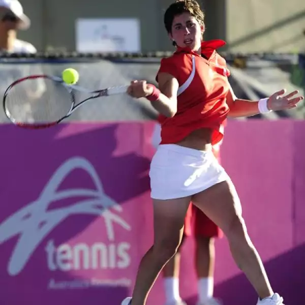 Carla Suárez Navarro es española y tiene 21 años. Comenzó a jugar a los nueve, algo tarde para cualquier profesional, y fue su madre quien la impulsó a hacerlo.