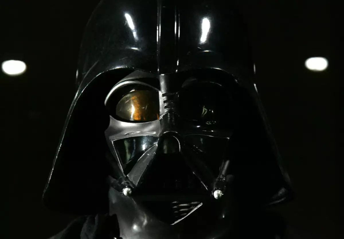 Foto del traje original de Darth Vader, villano de Star Wars, en una exhibición en Londres.