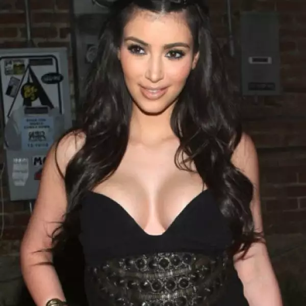 Muy sensual. Kim Kardashian fue con un súper escote a la fiesta por el cumpleaños 31 de Perez Hilton en The Viper Room en West Hollywood, California.