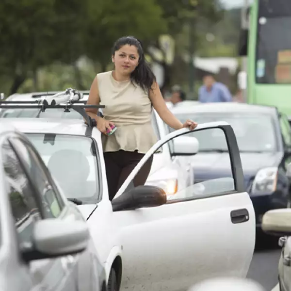 Decenas de manifestantes protestaron este martes contra las nuevas medidas del programa Hoy no circula, lo que generó un severo caos vial en la Ciudad de México.