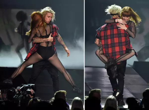 Miles de fans presenciaron el show de Justin con la bailarina pelirroja.