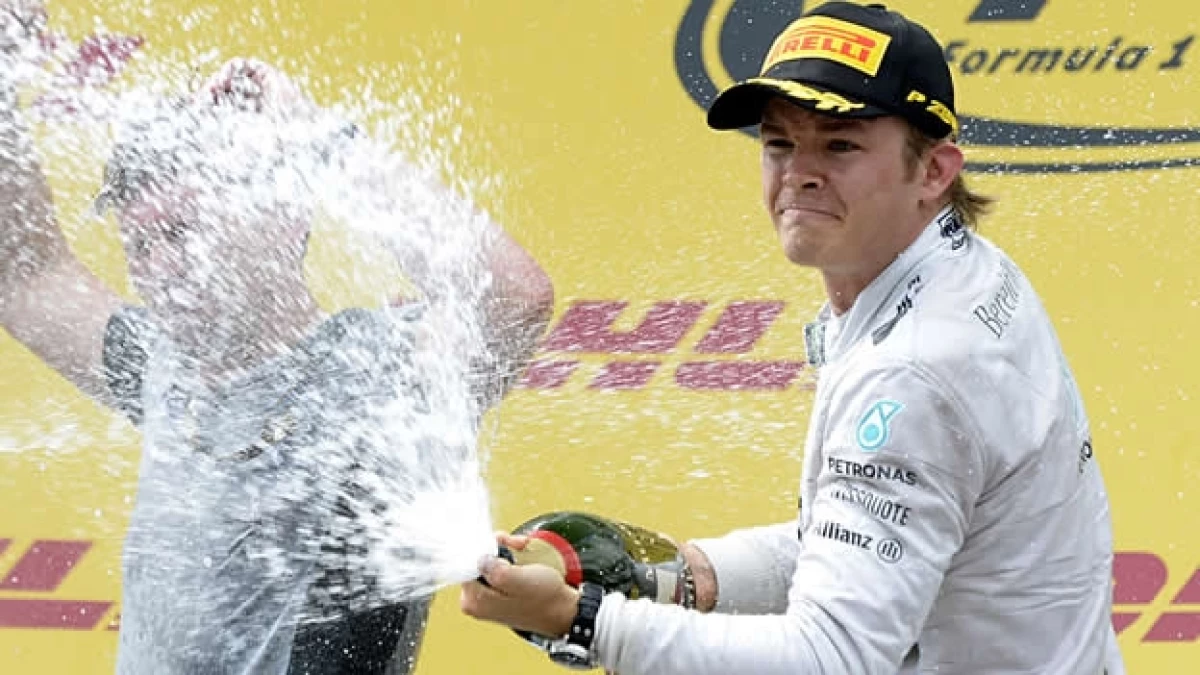 El piloto alemán Nico Rosberg festeja la victoria en el Gran Premio de Austria este domingo