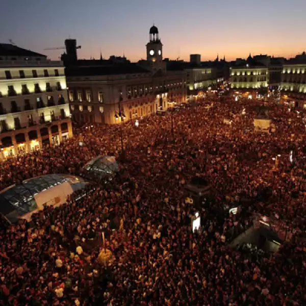 Miles de manifestantes se reunieron en la Puerta del Sol para acusar a banqueros y políticos de la situación economía por la que atraviesa España.