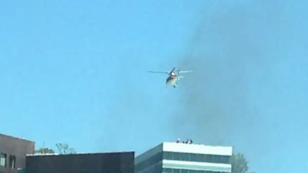 Personal del Grupo Relámpago del Estado de México y de la Secretaría de Seguridad Pública rescataron en helicópteros a las personas que se habían refugiado en la azotea del edificio.