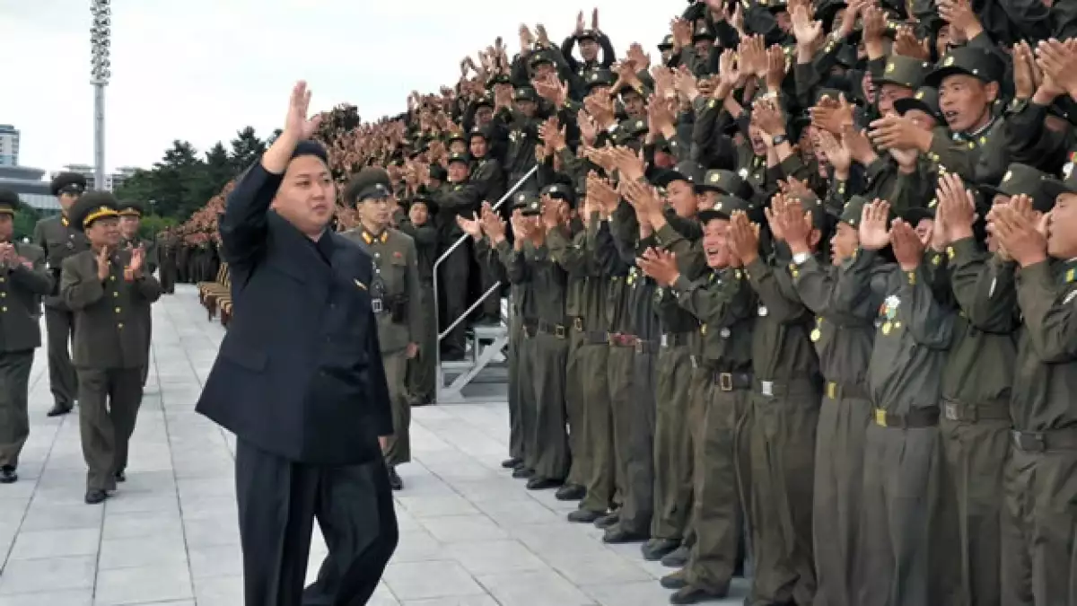 El líder Kim Jong Un saluda a soldados