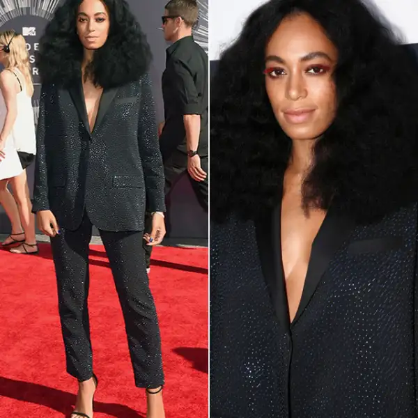 MTV Video Music Awards 2014: Un año después, llevó un traje tipo smoking de HyM Studio Collection que complemento con sandalias de Stuart Weitzman. Su pelo lo llevó más largo, nude lips y pestañas postizas naranjas.